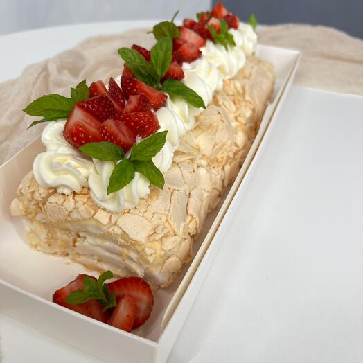 Меренговый рулет с клубникой