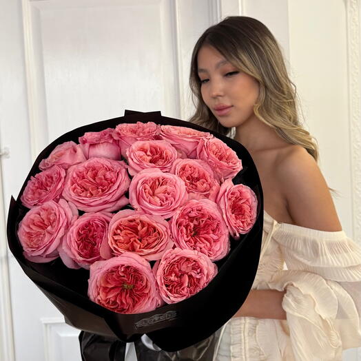 Пионовидная сортовая роза