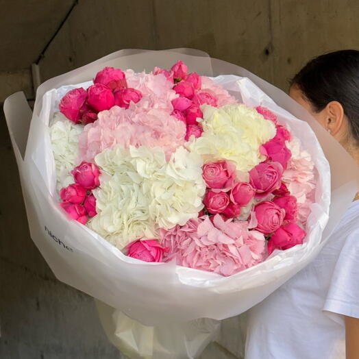 Hydrangea with peony roses