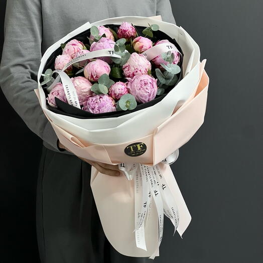 Ароматный букет нежных пионов «Сара Бернар»
