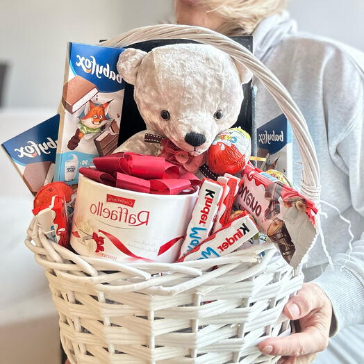 Корзина сладостей как подарок для мамы ,конфеты kinder и мягкая игрушка