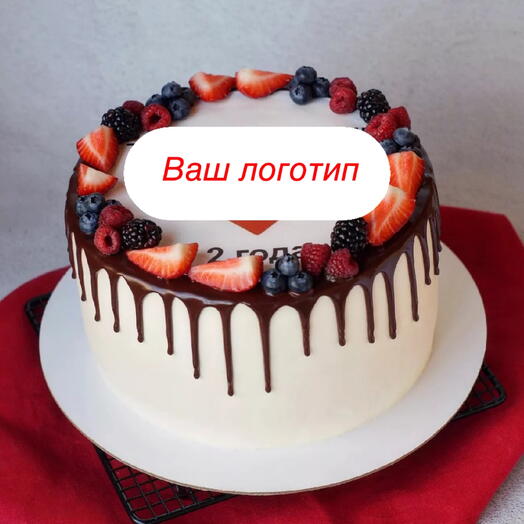 Корпоративный торт с вашим логотипом компании и ягодами