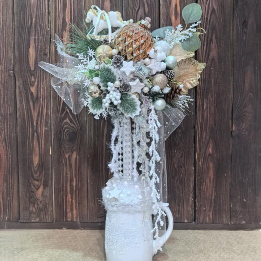 Композиция ручной работы из искусственных цветов "Белая кружка и гипсовая лошадка"