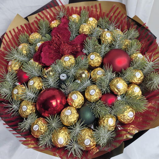 Новогодний букет с игрушками и конфетами Ферреро