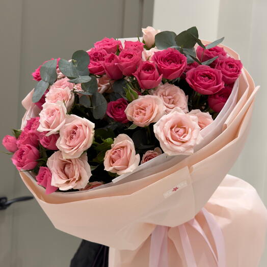 Микс кустовых роз с эвкалиптом