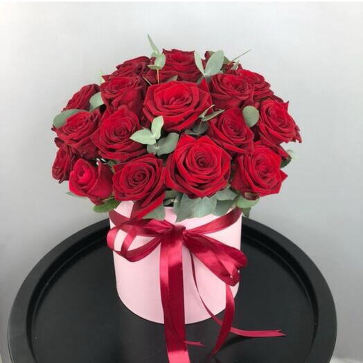 Букет красных роз с эвкалиптом в коробке 25 шт