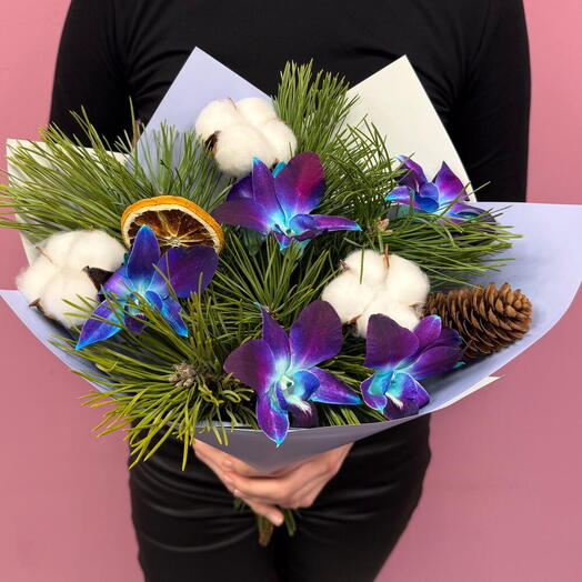 Зимний букет с веточками сосны орхидеей дендробиум и белым хлопком - 2