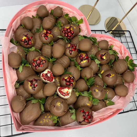 Клубника ,малина и гранат в шоколаде