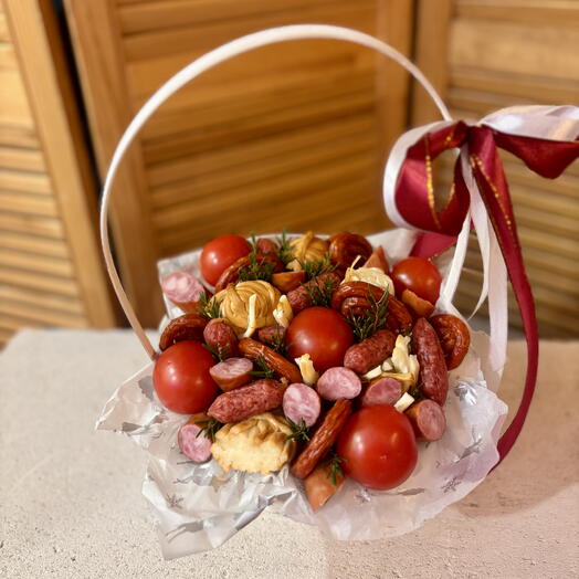 Колбасно-сырная закуска в корзине на Новый год