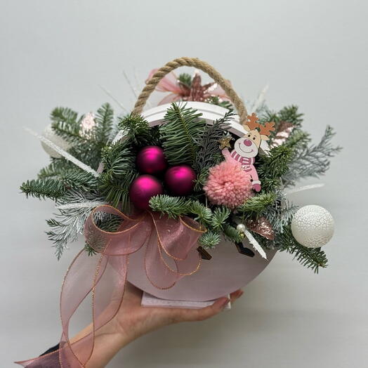 Новогодняя композиция в розовом ящике