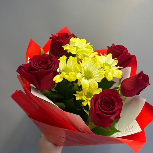 Букет из 5 красных роз с хризантемой💐