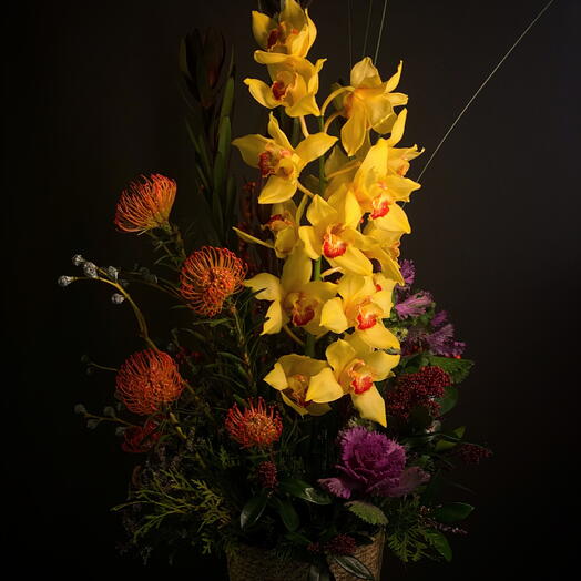 Цветочная композиция в корзине по вашему запросу большого размера