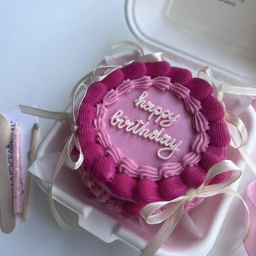 Бенто торт с рюшами и бантиками «happy birthday»