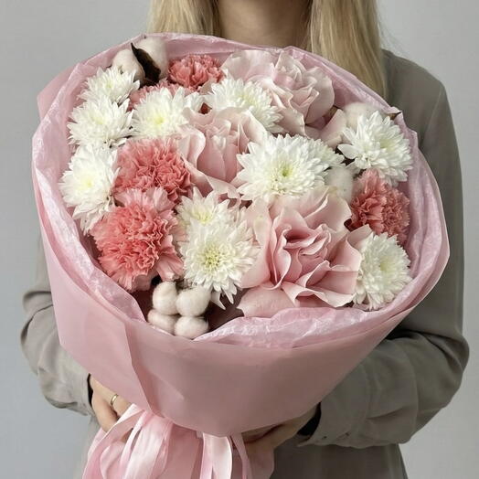 Букет из французских роз Пинк Мондиаль, кустовых хризантем Алтай, розовых диантусов Джоди и хлопка Jolyn .633