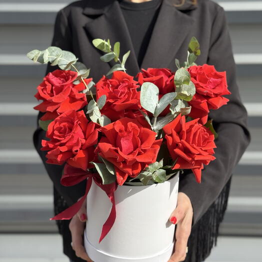 Коробка с ярко-красными французскими розами