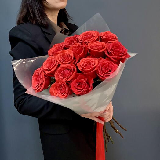 Моно букет из 15 алых роз