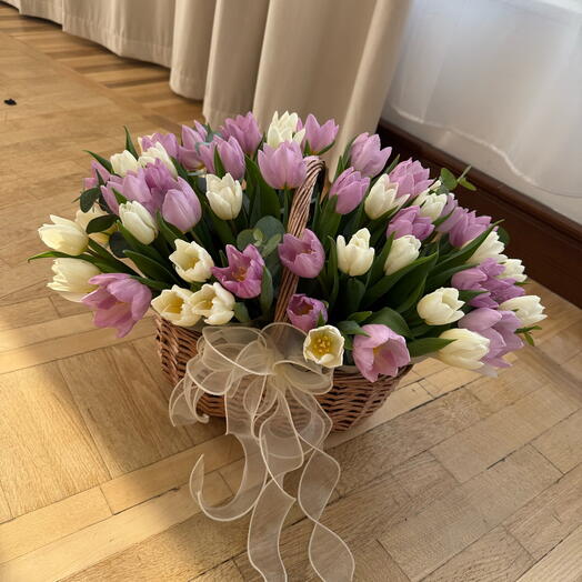 Корзина с  51 тюльпанами
