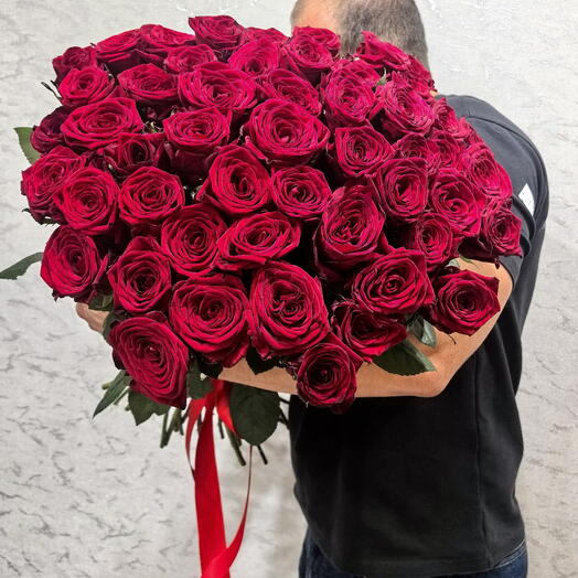 Букет красных высоких роз red Naomi 55 шт