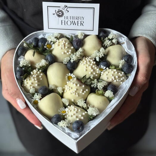 Набор из 12 клубник в бельгийском шоколаде "Белое совершенство"