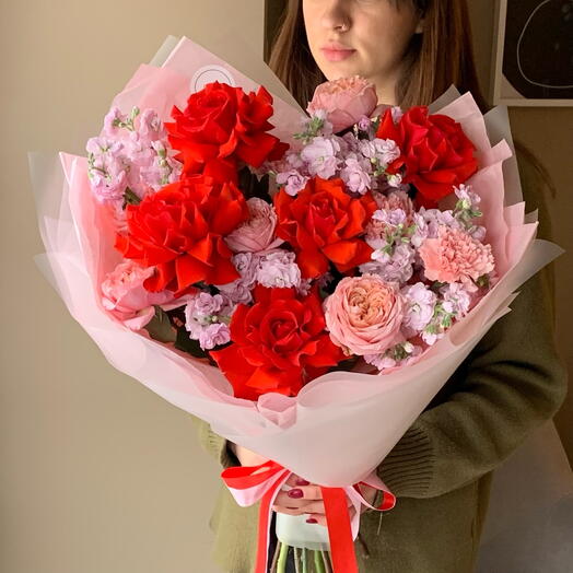 Букет «Французский шарм» с алыми розами и ароматной маттиолой🌸
