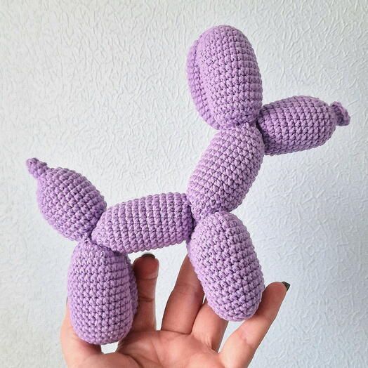 Собака из воздушного шара вязаная фиолетовая