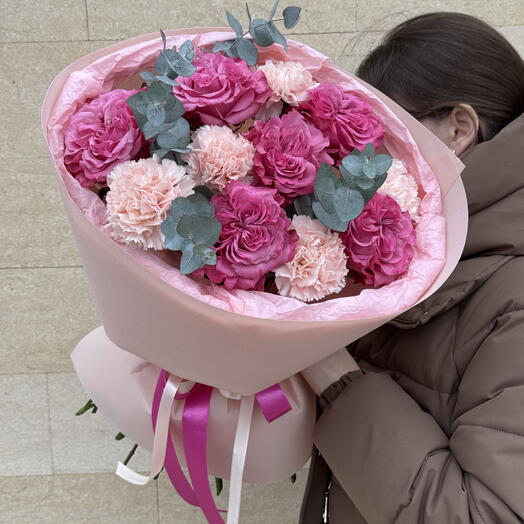 Букет из пионовидных роз, диантуса и эвкалипта