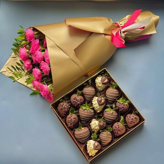 Набор клубники в бельгийском шоколаде и розовых роз
