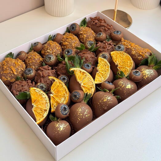 Клубника в шоколаде с голубикой и бананами