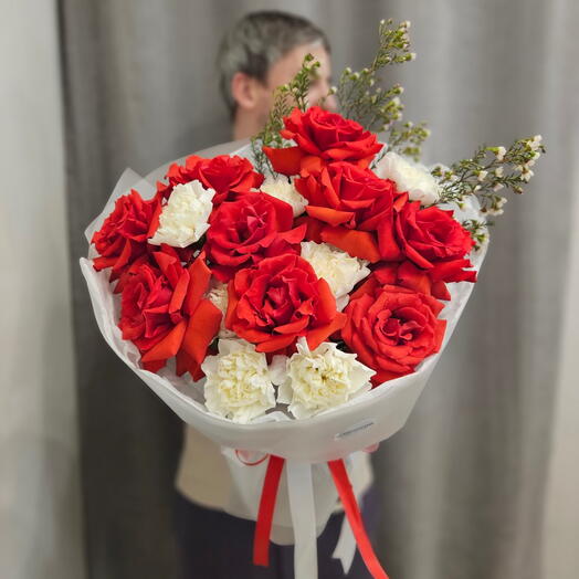 Пышный букет из красных роз и белых гвоздик безупречной формы
