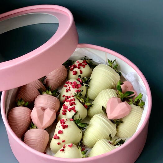 Клубника в шоколаде в розовой круглой коробки