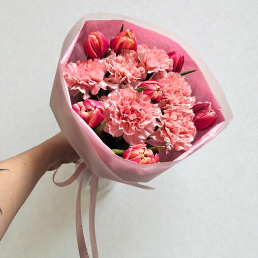 Милейший букет из тюльпанов и гвоздик