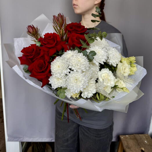 Букет из красных роз, хризантем, эустомы