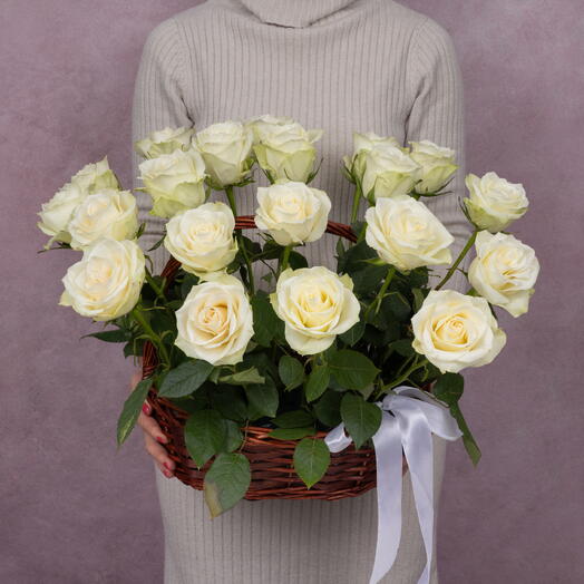Корзина из 19 белых роз