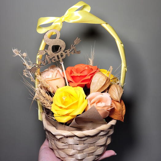 Композиция из 7 мыльных роз и сухоцветов