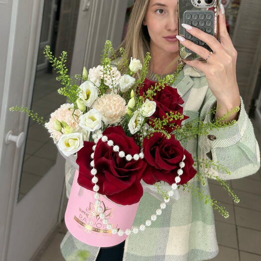 Цветы в коробке с бусами S