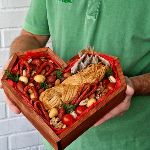 Сердце с колбасами и сырами