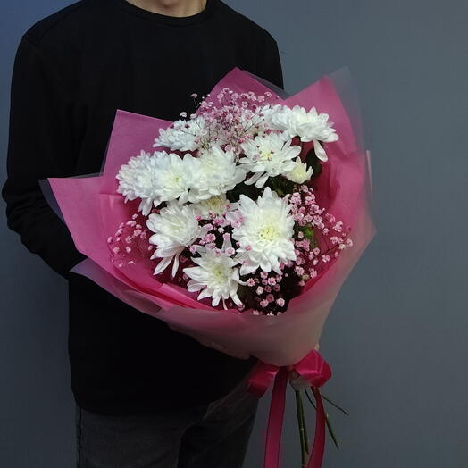 Букет из белых кустовых хризантем Балтика и розовой гипсофилы