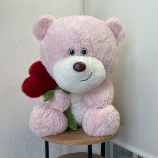 Розовый мишка с цветком