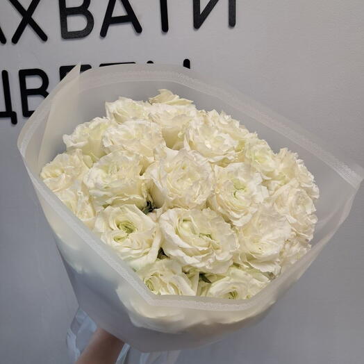 Белые пионовидные розы