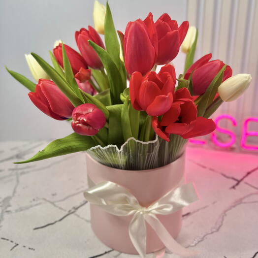 Тюльпаны в шляпной коробке 21 штука