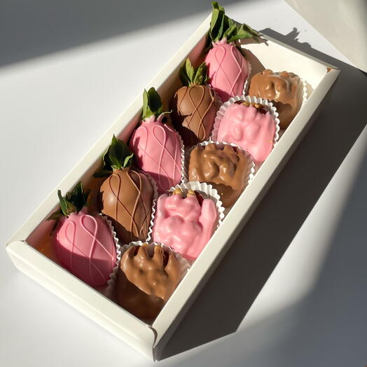 Финики и клубника в шоколаде