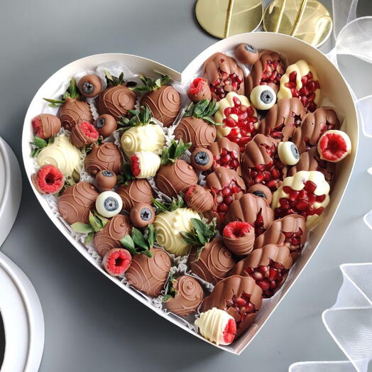 Микс клубника, гранат, малина, голубика в шоколаде для любимых