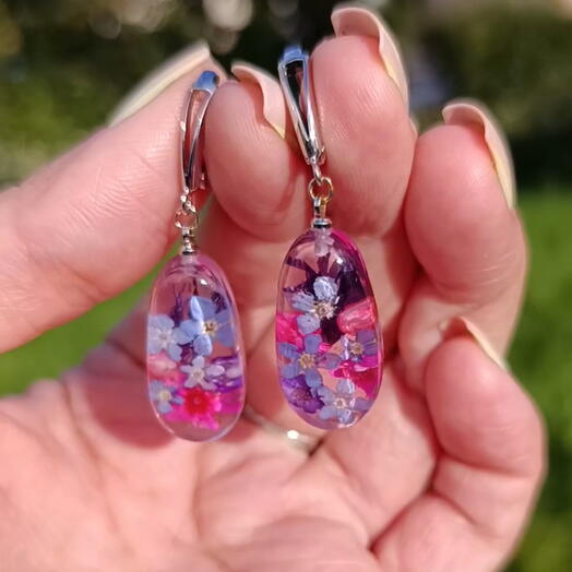 Серьги из эпоксидной смолы с разными сухоцветами