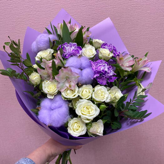 Ramo con rosa de arbusto y alstroemeria