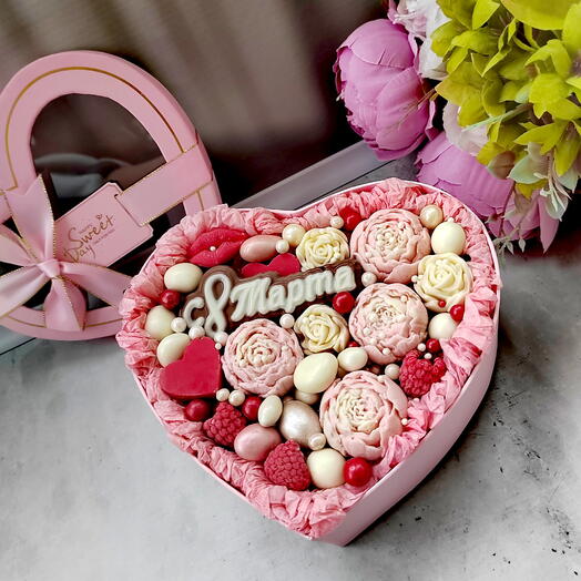 Набор к 8 марта с шоколадными пионами и сердечками