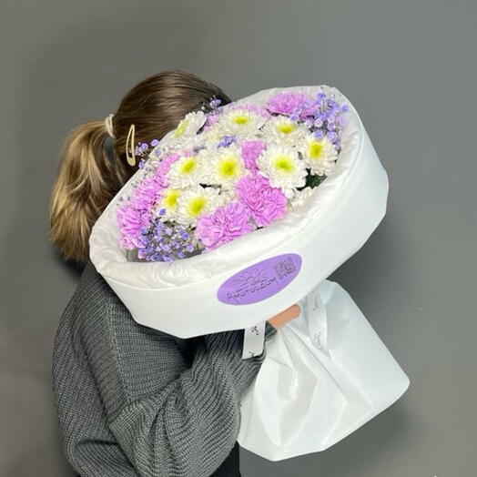 Нежный букет с диантусами, хризантемой и гипсофилой