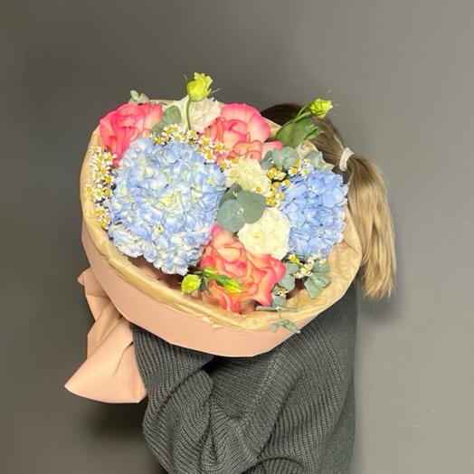 Яркий букет с гортензией, французскими розами, танацетумом