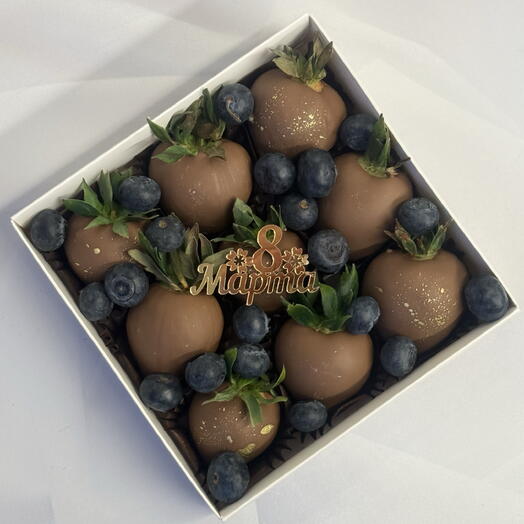 Клубника в молочном шоколаде 9-12 шт  gold с голубикой на 8 марта