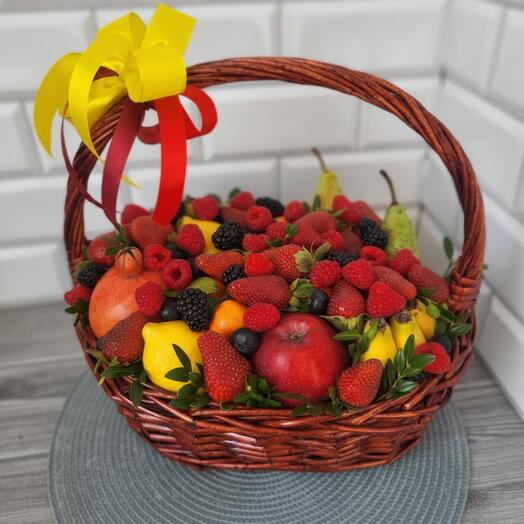 Подарочная корзина с свежими ягодами и фруктами