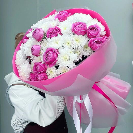 Нежный букет из розовых пионовидых роз и хризантем